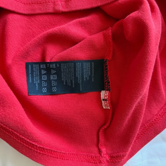 Tommy Hilfiger Women’s Classic Preppy Red V-neck T-shirt Cotton Embroidered Logo - Picture 4 of 4